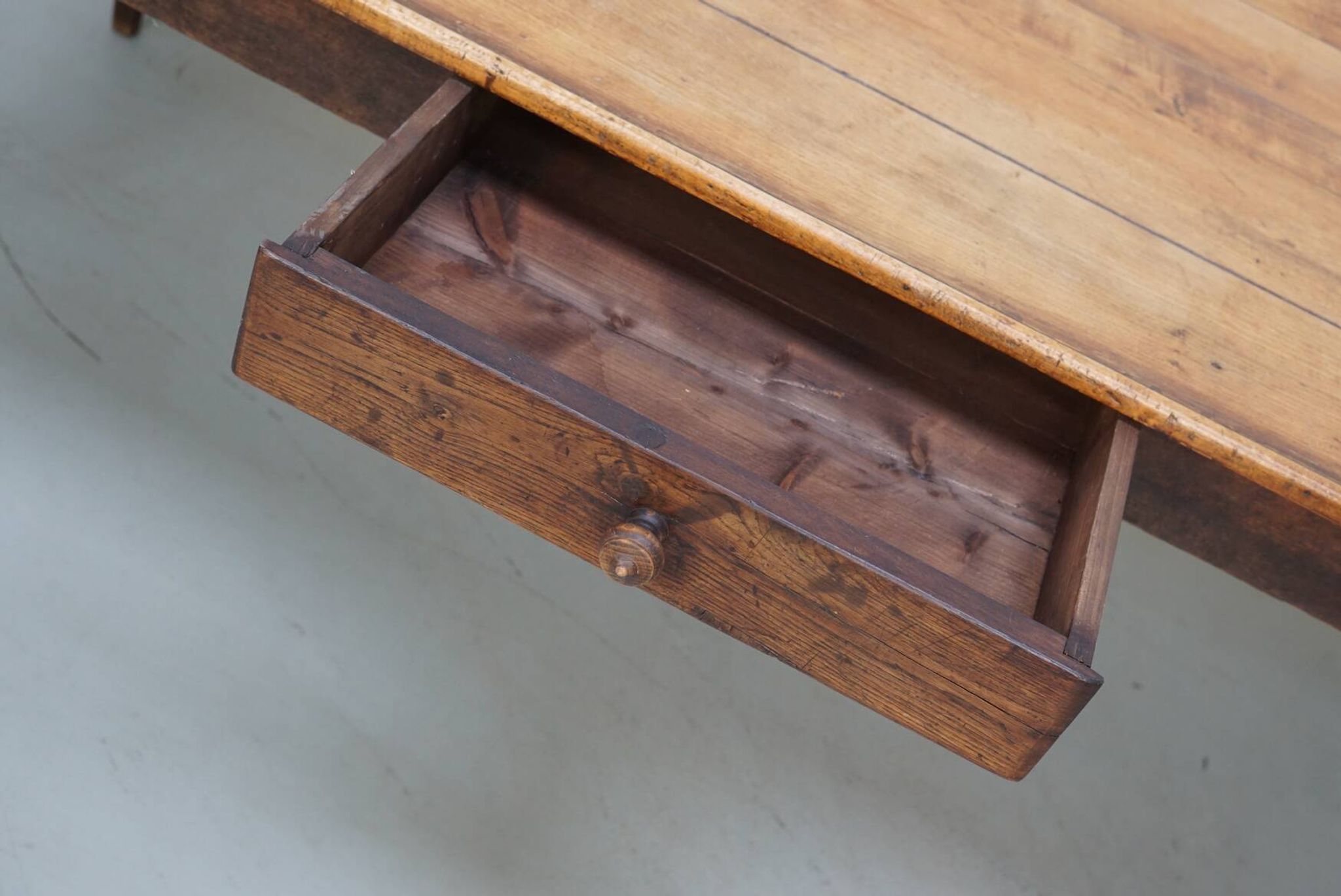Table à manger en chêne de ferme rustique française du début du 20e siècle