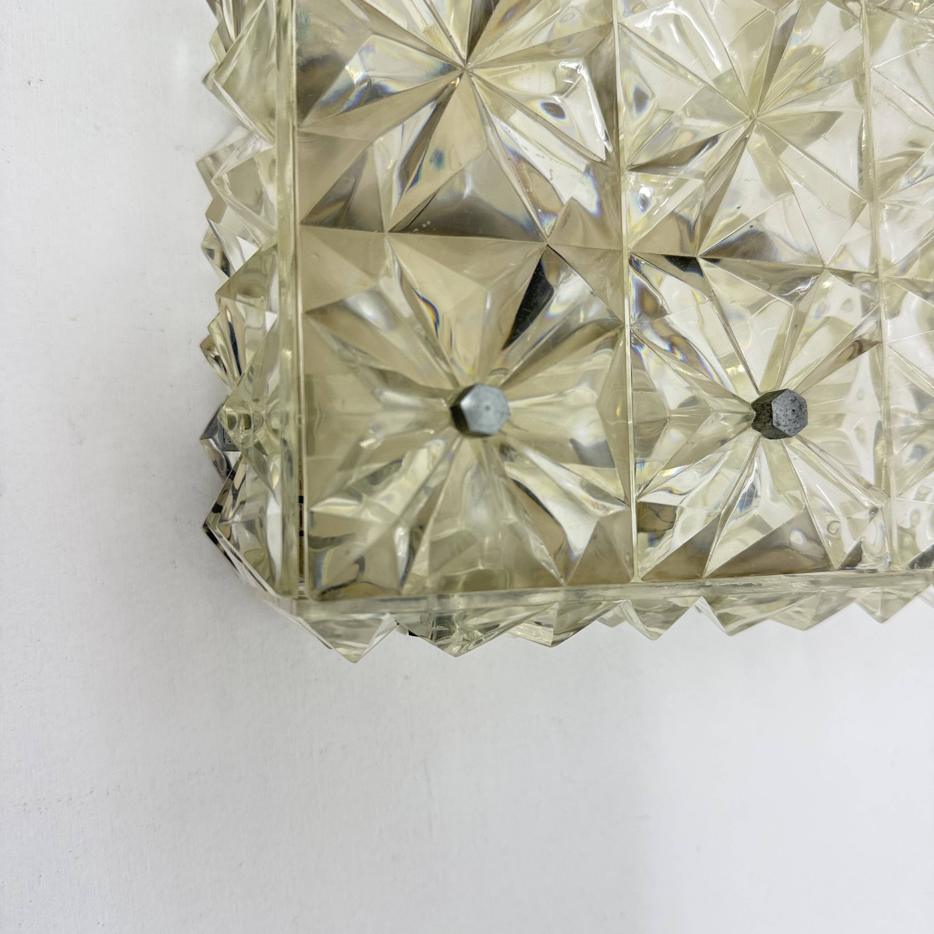 Lampe de plafond en lucite des années 1970, style milieu de siècle.