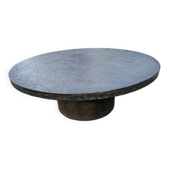 Table basse brutaliste en acier. Table basse en acier. Table basse au design brutaliste. Industriel