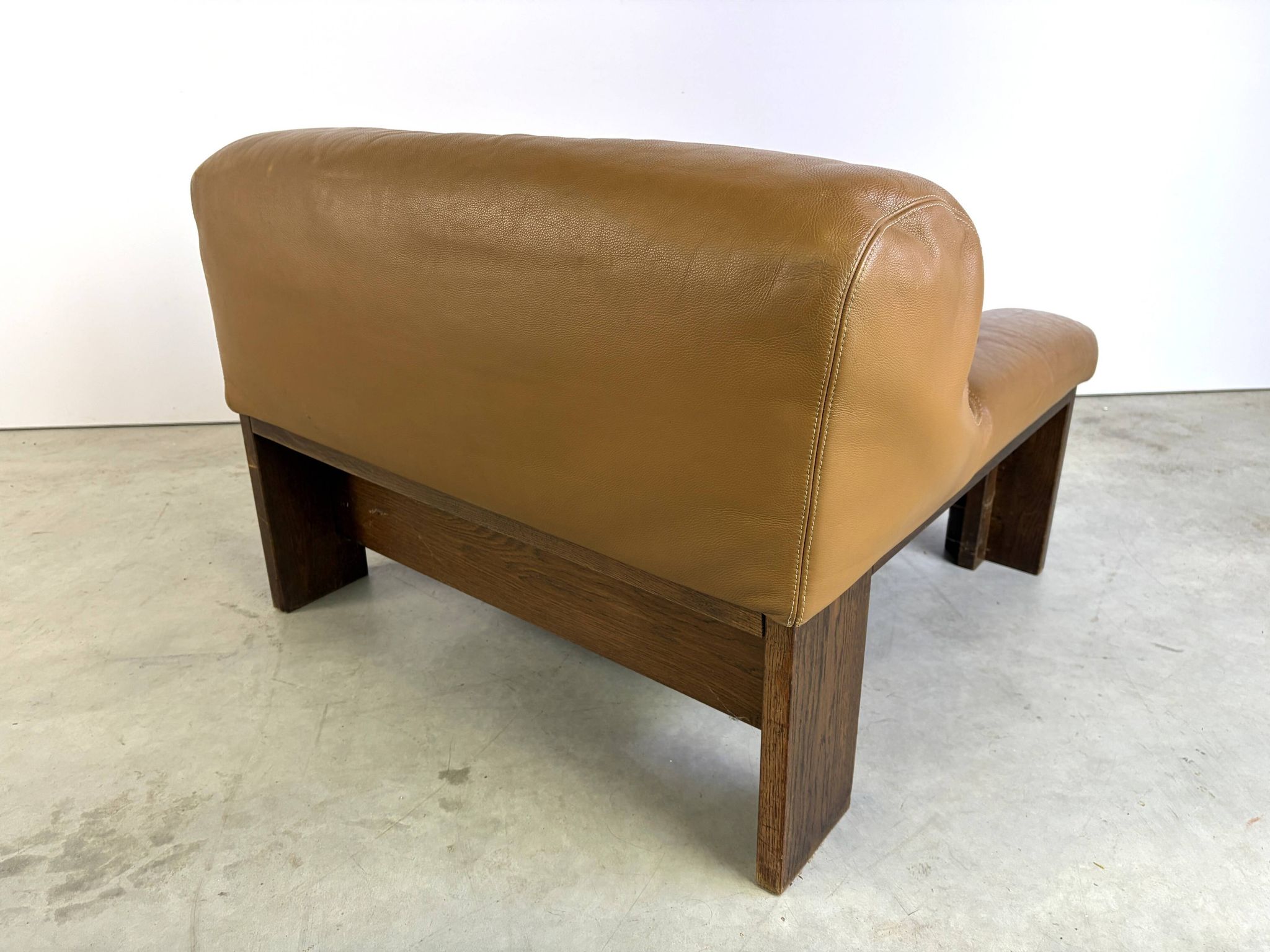 Fauteuil en cuir brutaliste, années 1960