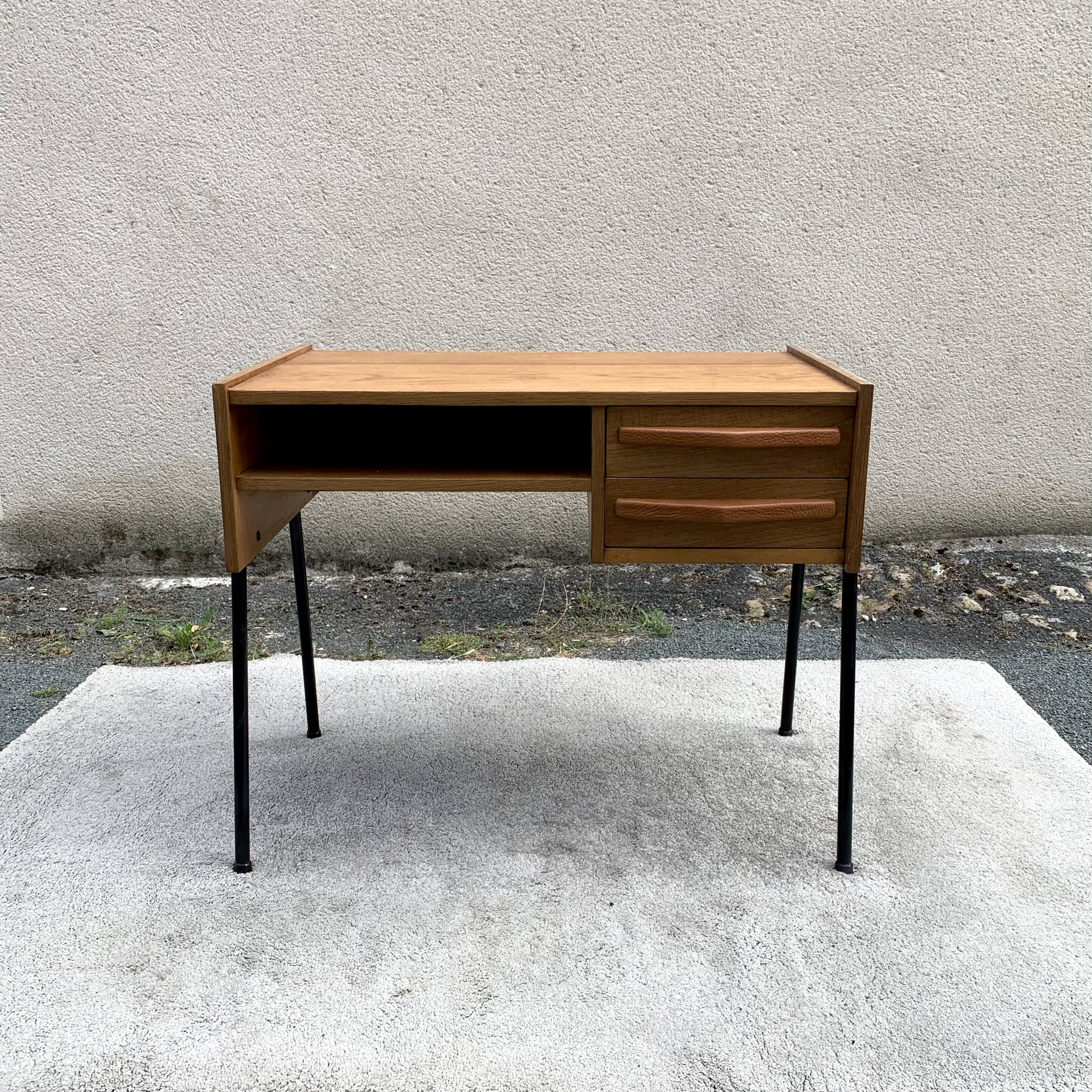 2-drawer, 1-compartment desk from 1950