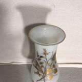 Vase ancien en verre opalin blanc avec dessin roses doré forme coupe vintage