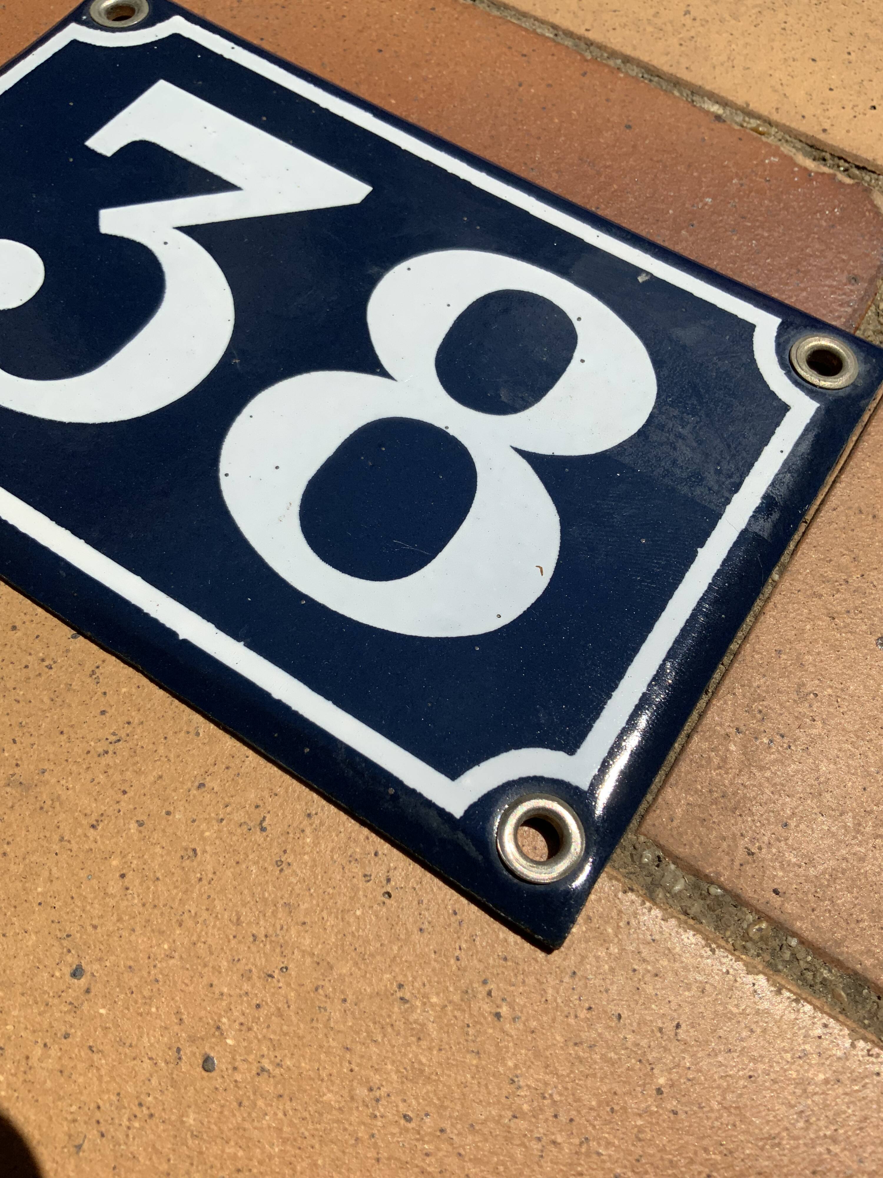 Street plate in blue and white