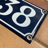 Plaque de rue en tôle émaillée bleue et blanche numéro 38