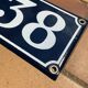 Plaque de rue en tôle émaillée bleue et blanche numéro 38