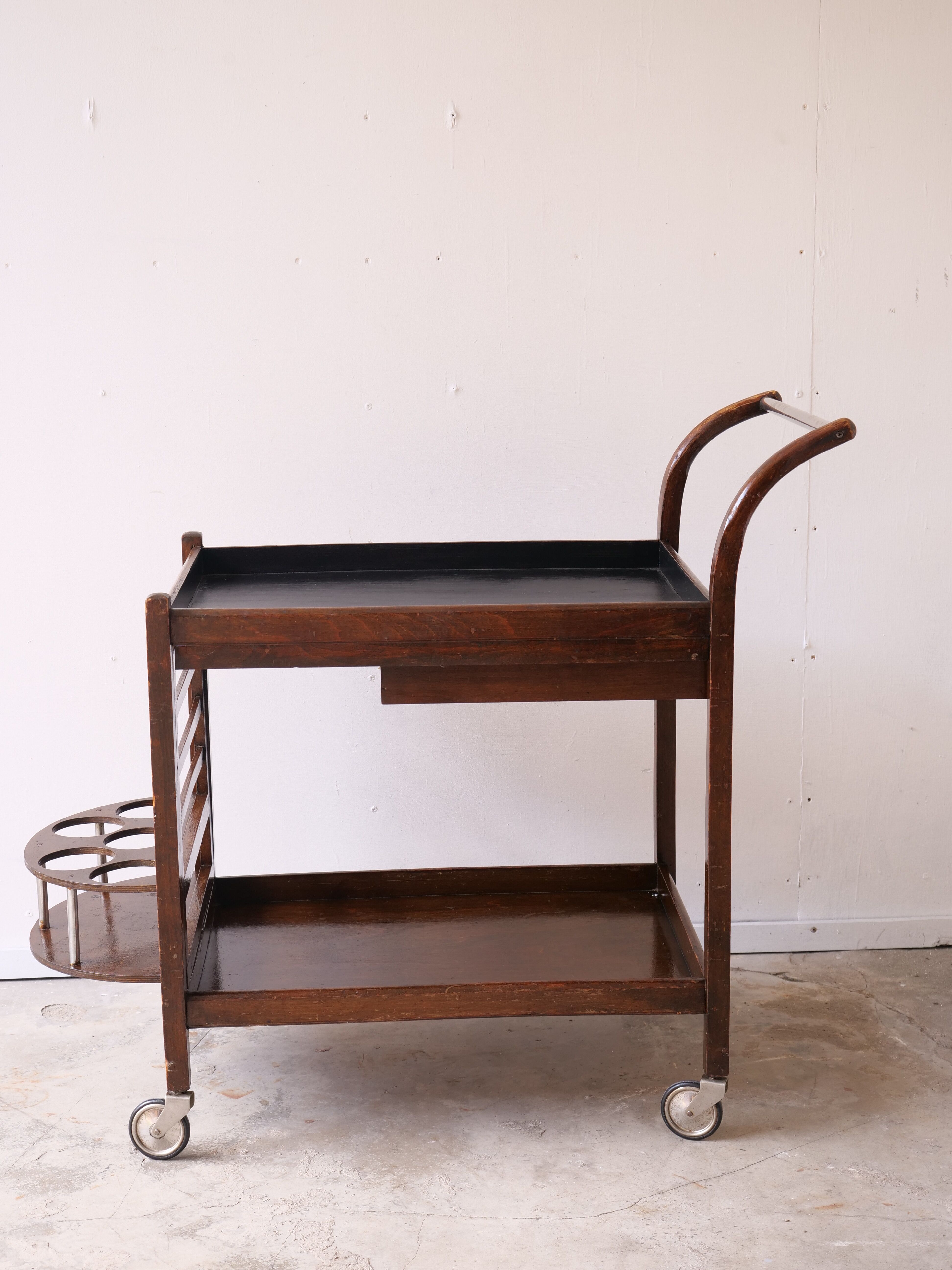 Serving art deco tork