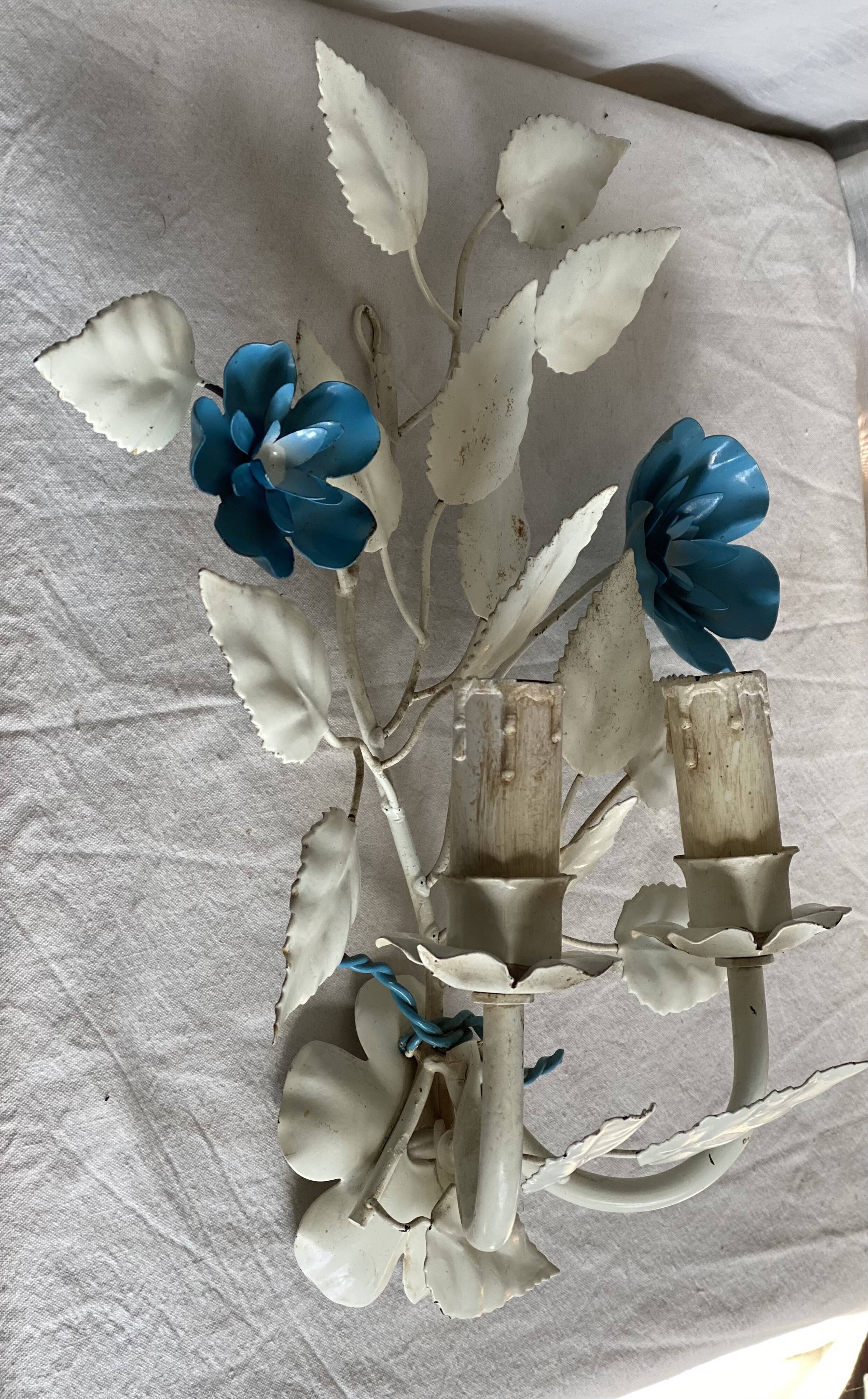 Applique fleur métal laqué blanc et bleu vintage 1970