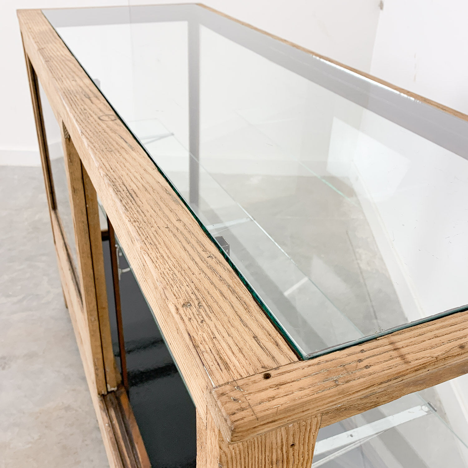 Antique shop counter vitrine