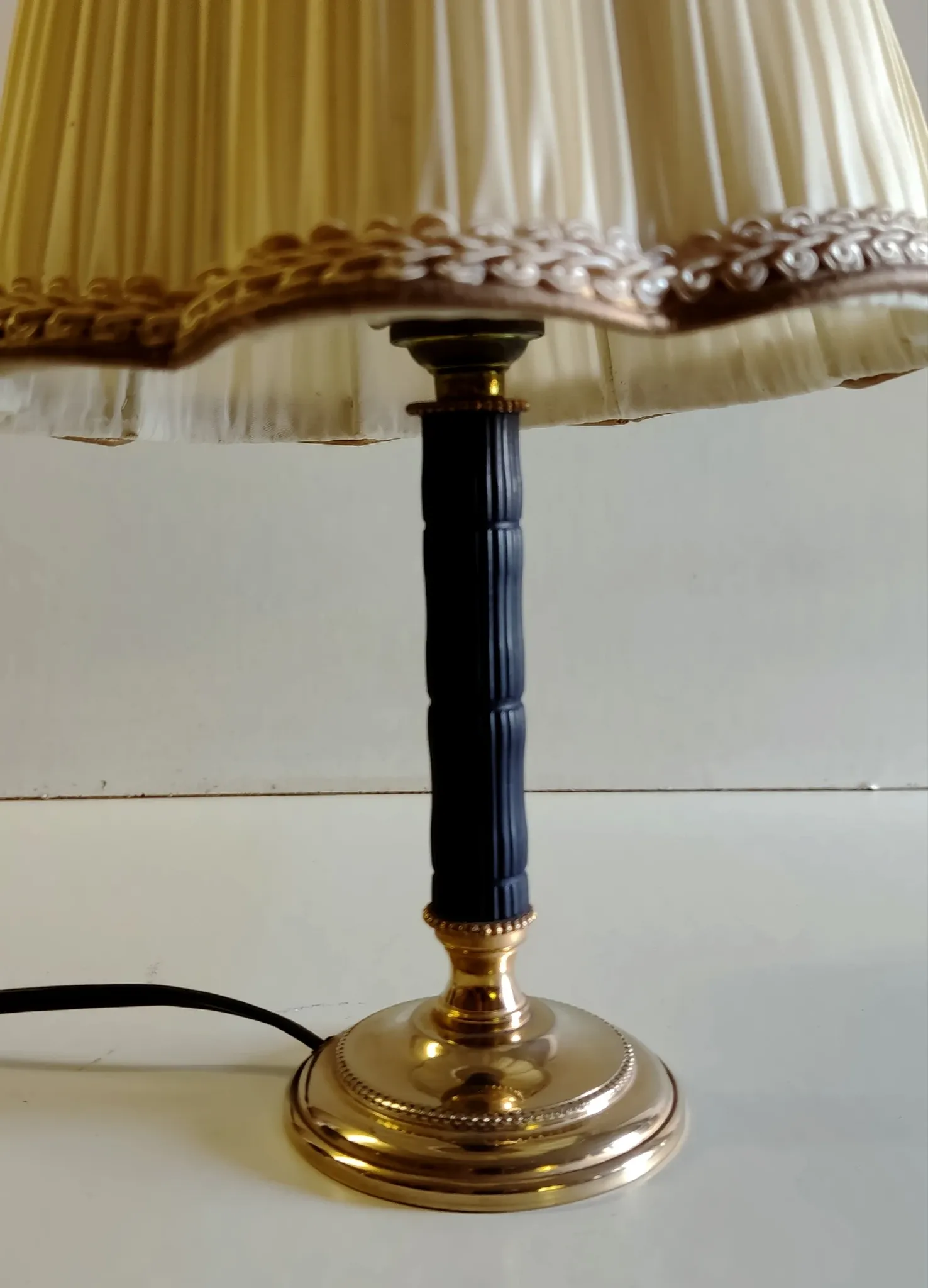 Table lamp in brass and Bakelite - mid 20th century