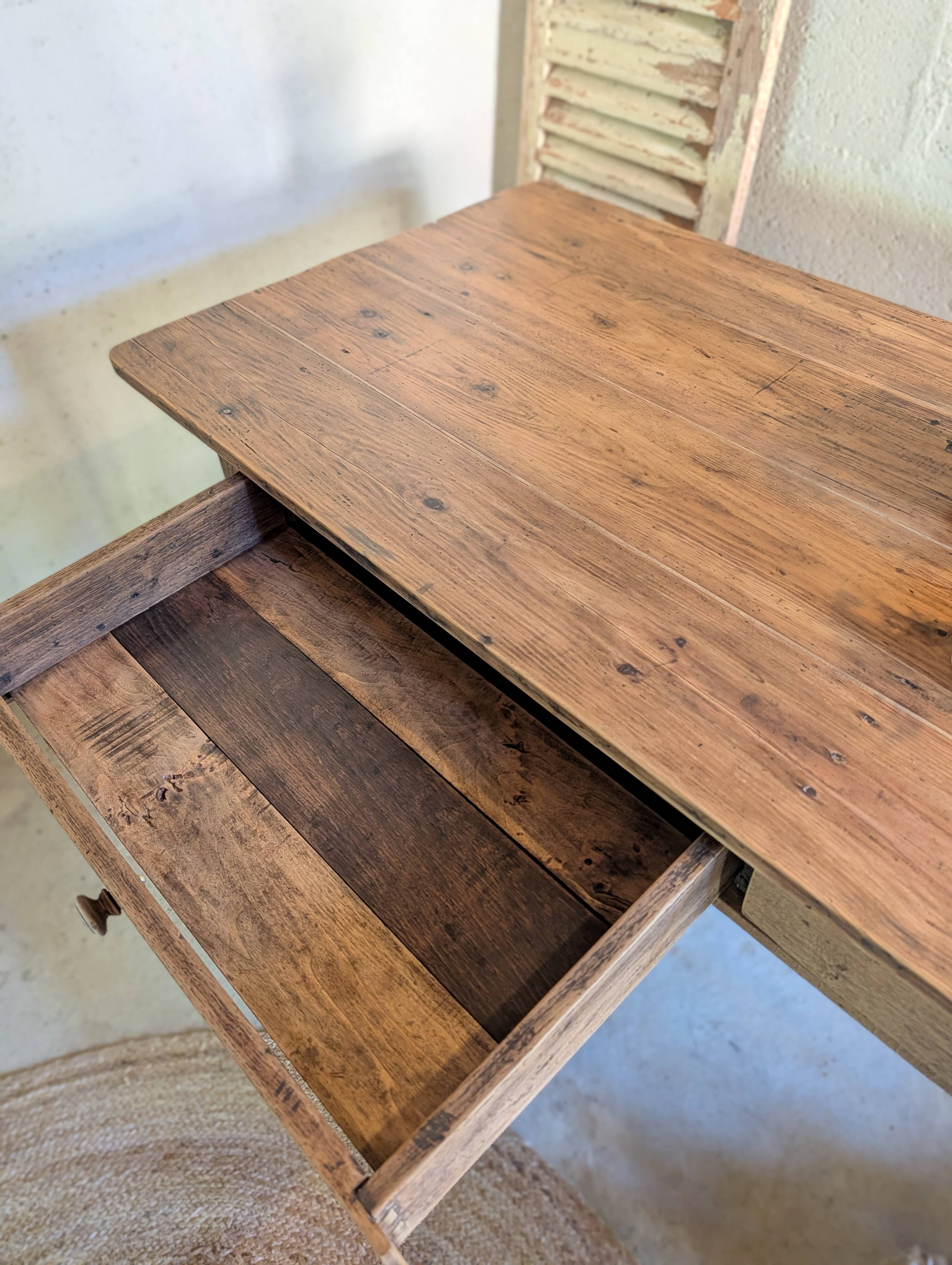 Ancienne table de ferme rénovée
