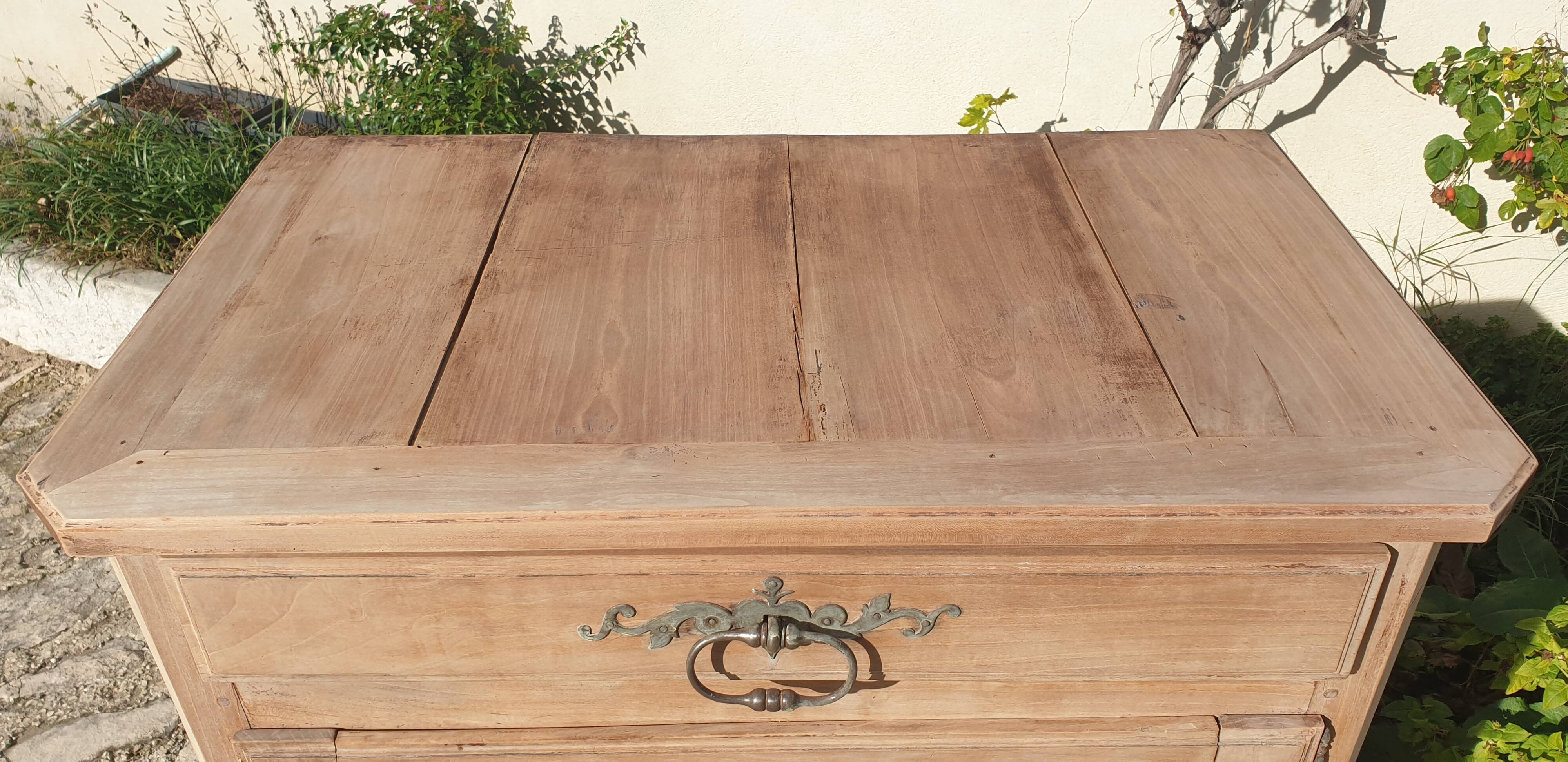 Confiturier en bois naturel, ferronneries en fer forgé