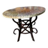 Table vintage en rotin et plateau ciment et pierre reconstituées
