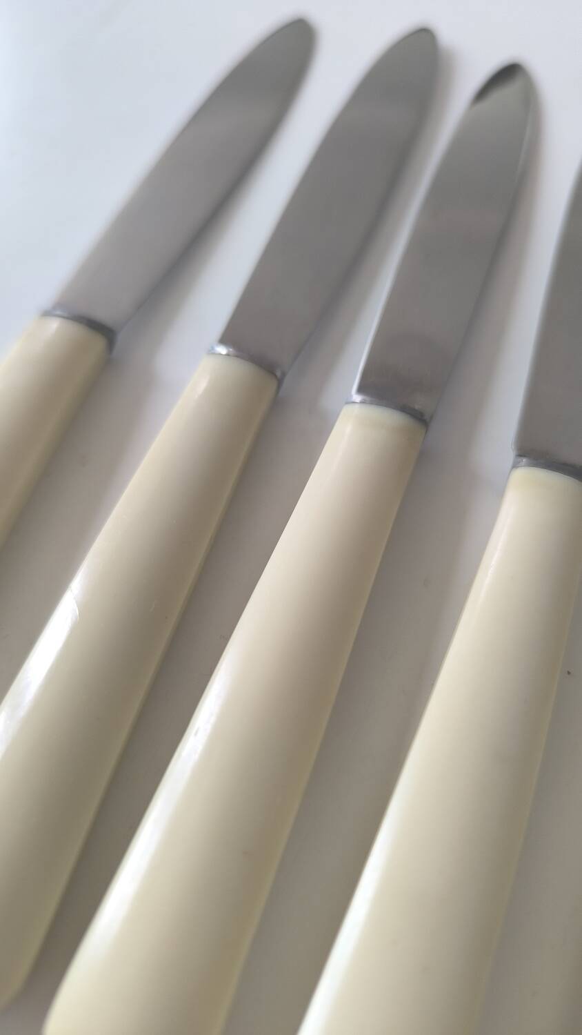 Set of 12 Bakelite knives
