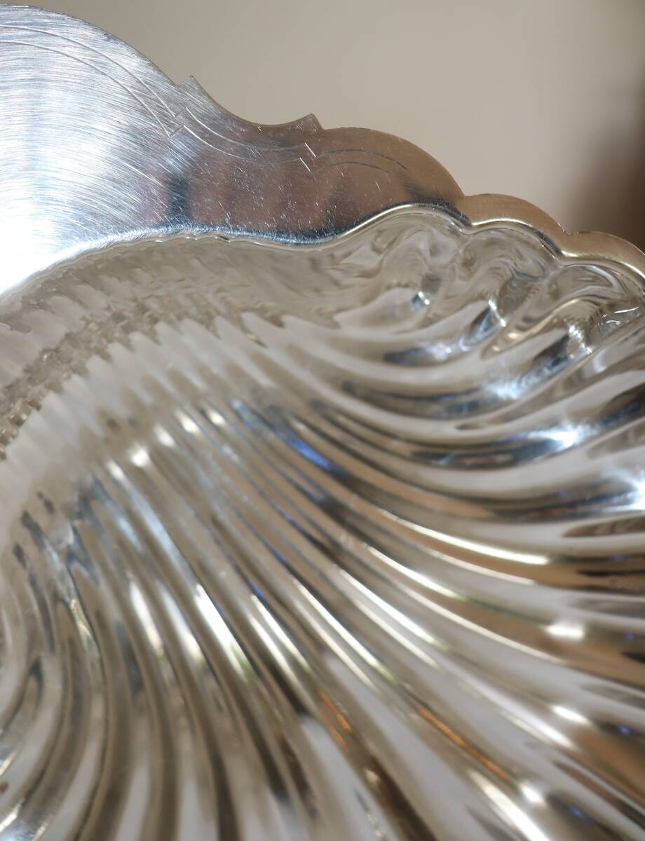Silver-plated metal shell plate stamped Fleuron