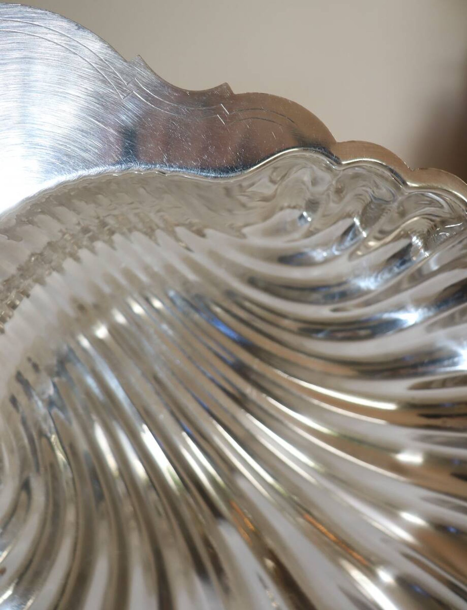 Silver-plated metal shell plate stamped Fleuron