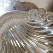 Silver-plated metal shell plate stamped Fleuron