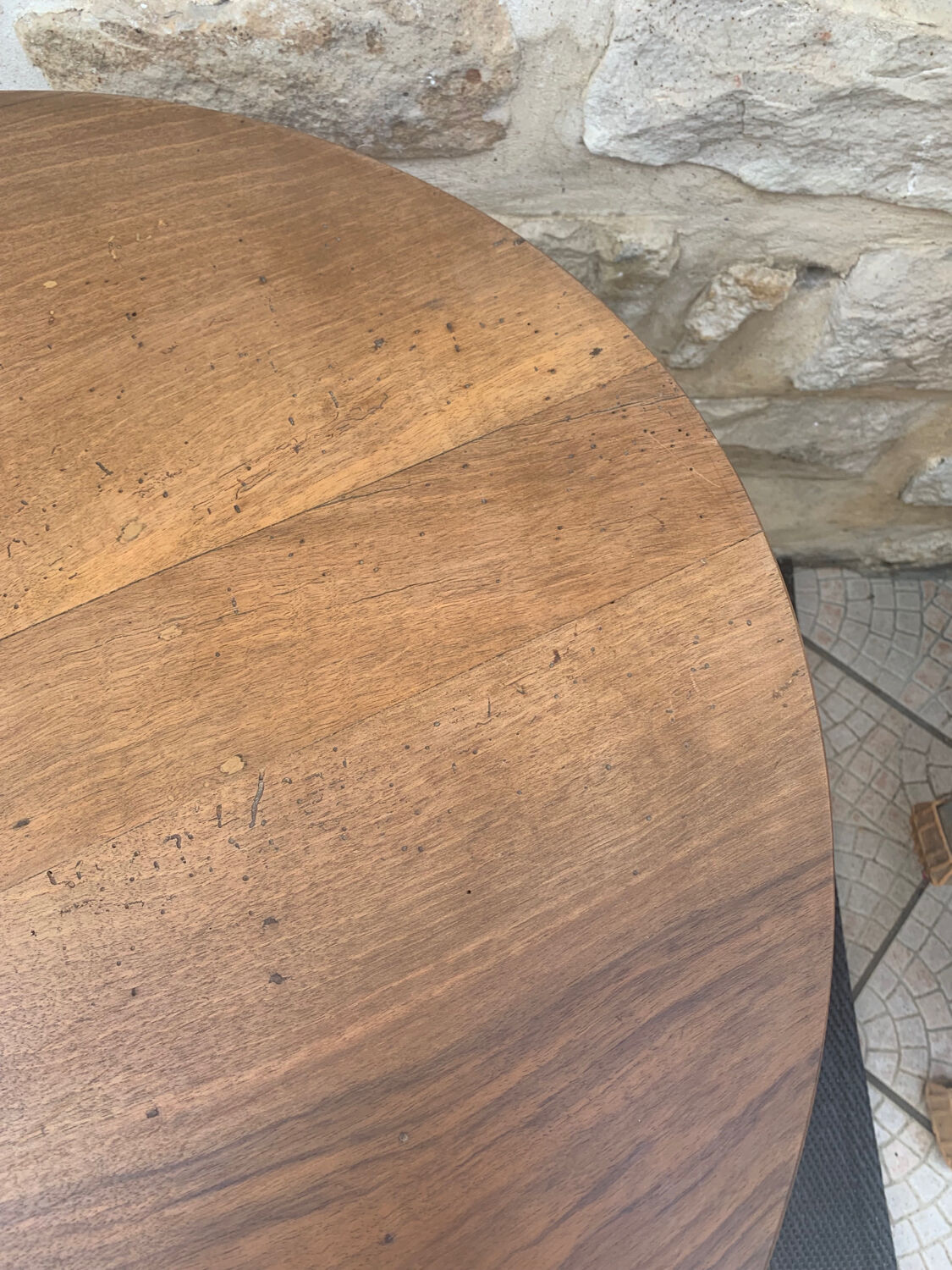 Round table tripod foot