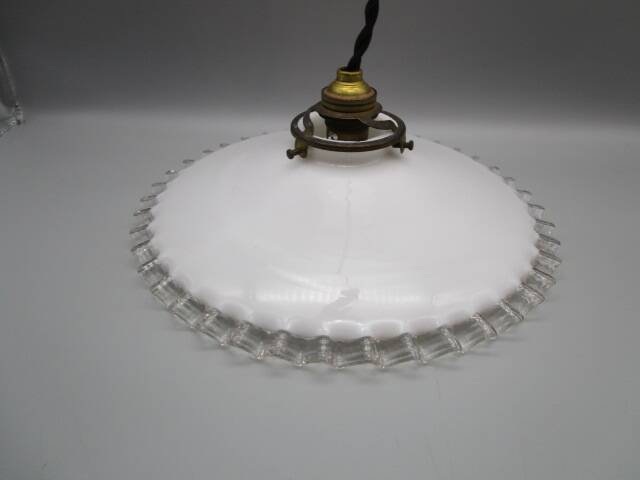 Suspension ancienne en opaline blanche