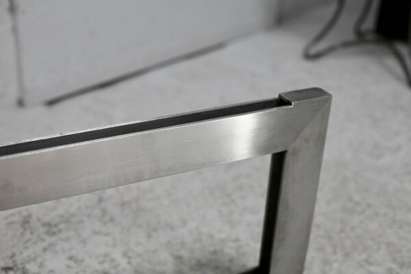 Table basse piètement acier et dalle de verre fumé. Circa 197