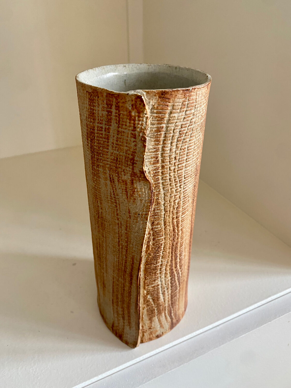 Vase céramique contemporaine grès strié drapé signé