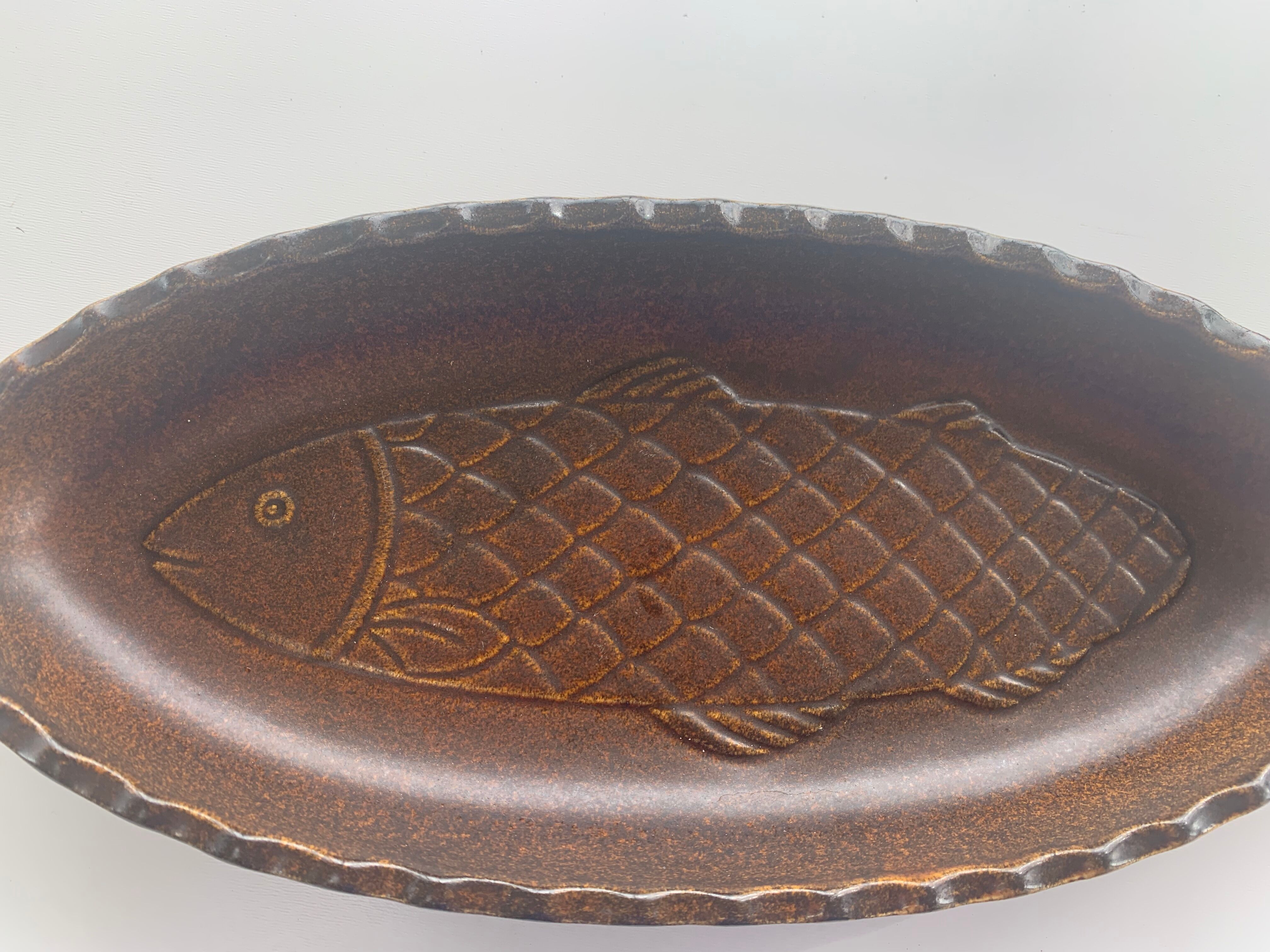 Glazed ceramic dish with fish pattern in relief friesbud melitta germany katen geschler 70