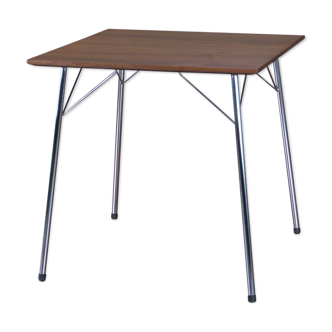 Table designed by Arne Jacobsen for Fritz Hansen