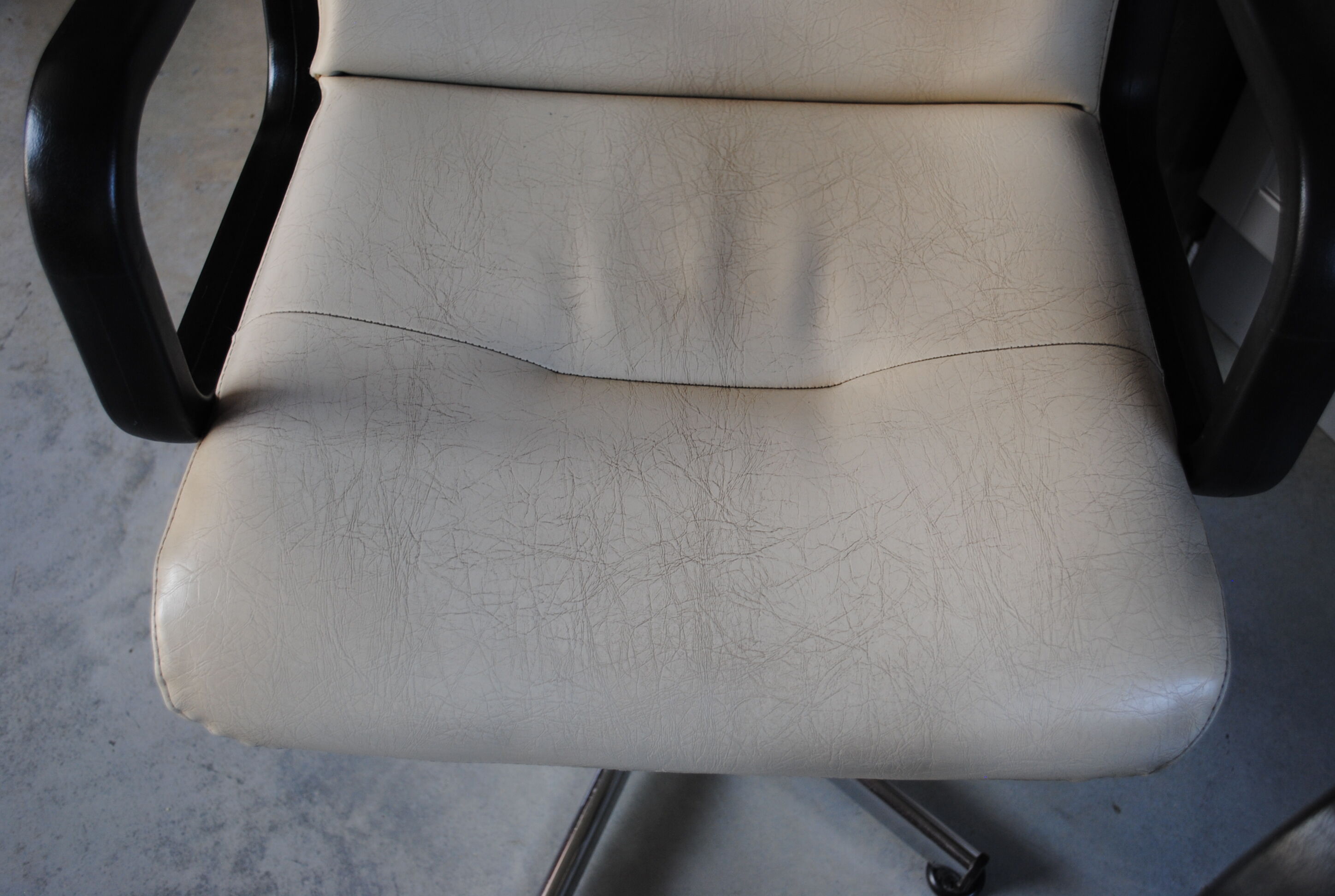 Lot de 3 fauteuils de bureau en cuir année 70