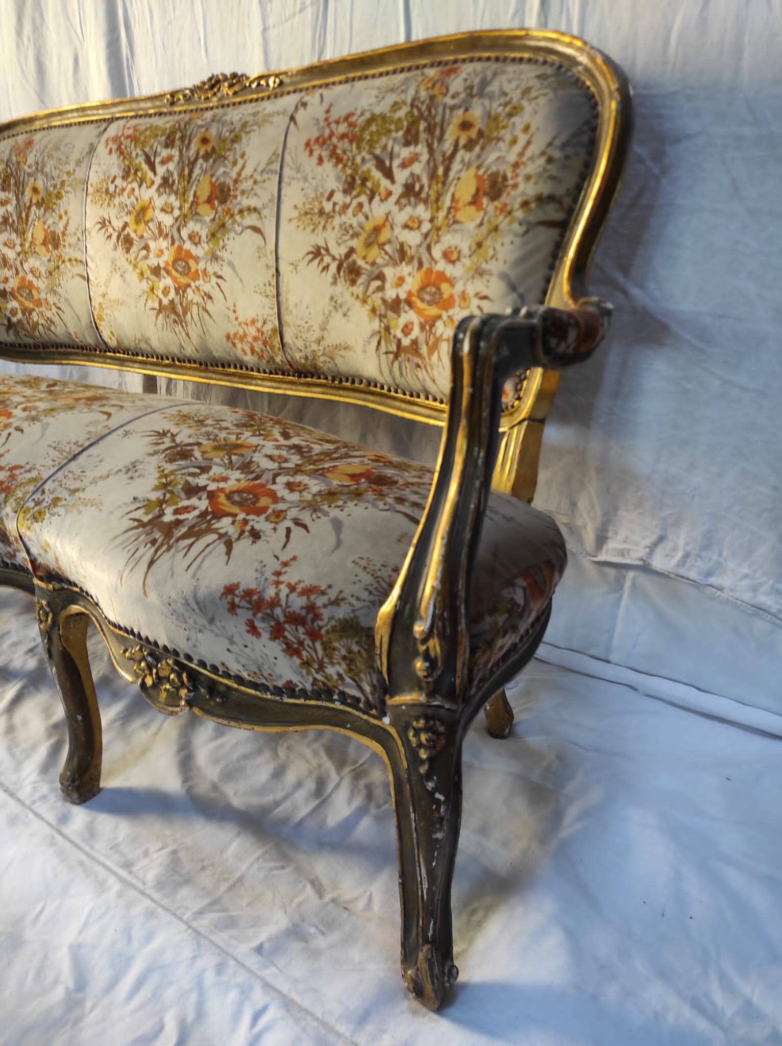 Canapé 3 places en bois sculpté, tapisserie et bois doré. Vers 1900, style Loius XV.