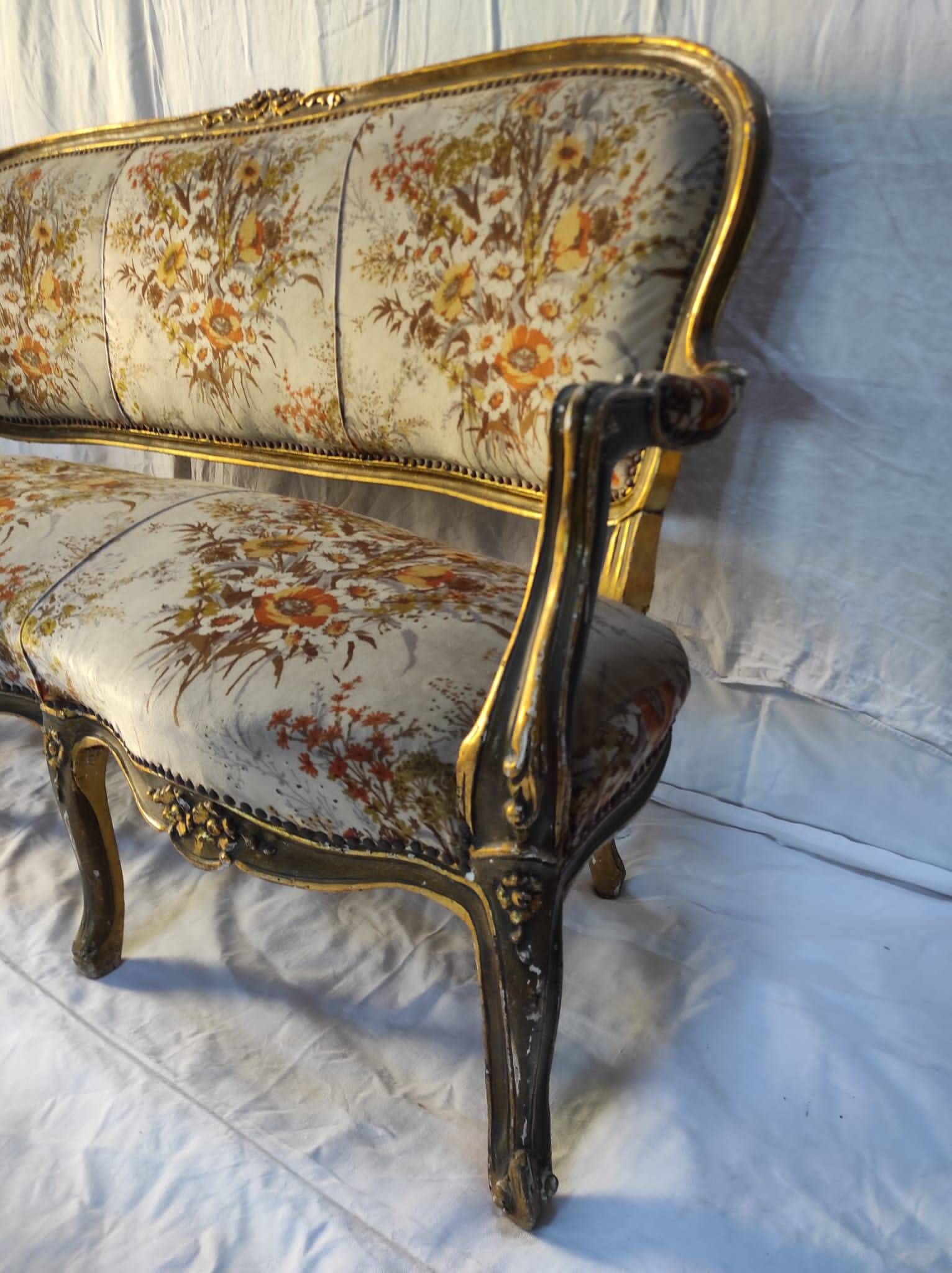 Three-seater canapé in carved wood, upholstery and gilded wood. Around 1900, Louis XV style.