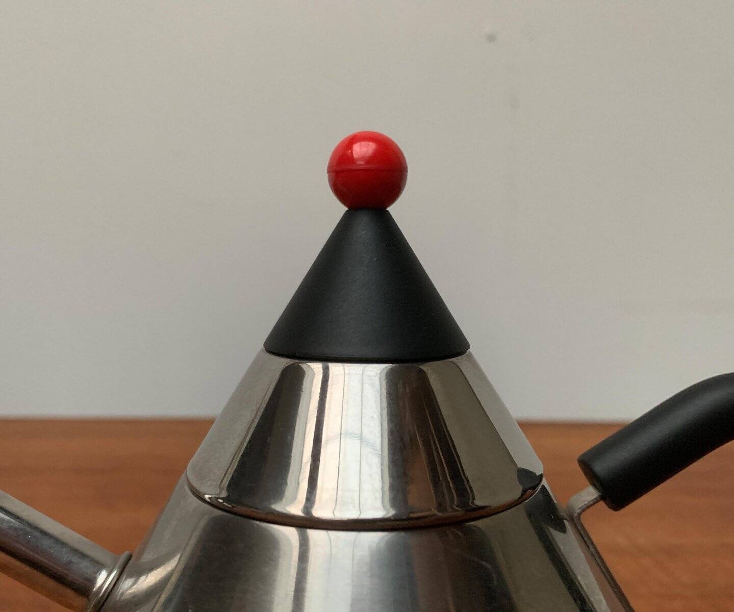 Postmodern Japanese kettle in stainless steel, set of 2