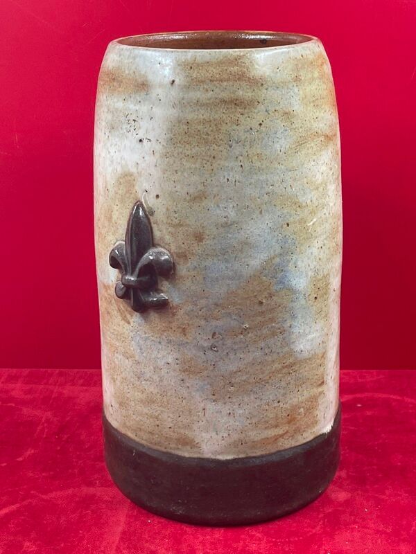 Contemporary ceramics decorated with fleur-de-lys, signed APH? H: 26 cm
