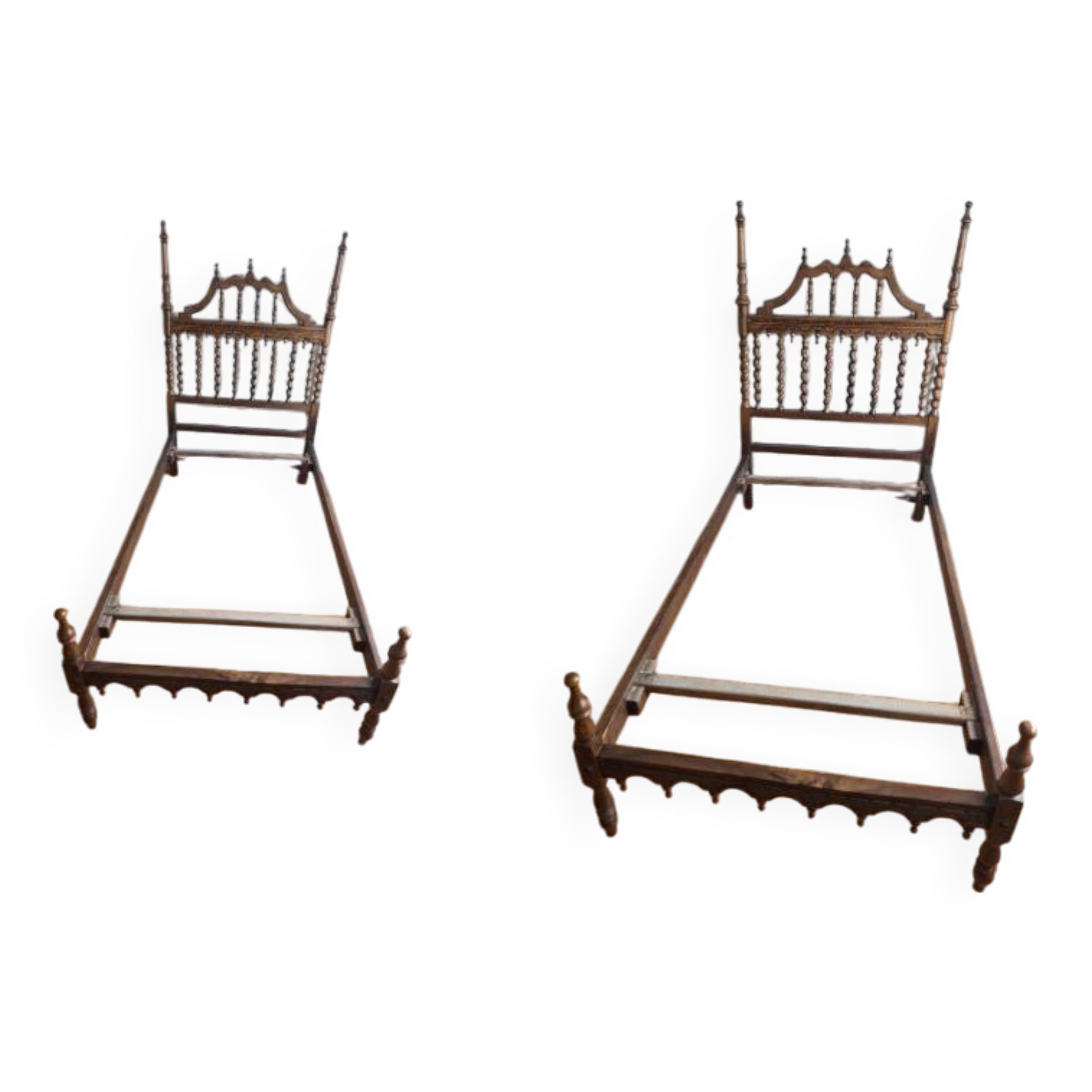 Paire de lits en bois sculpté