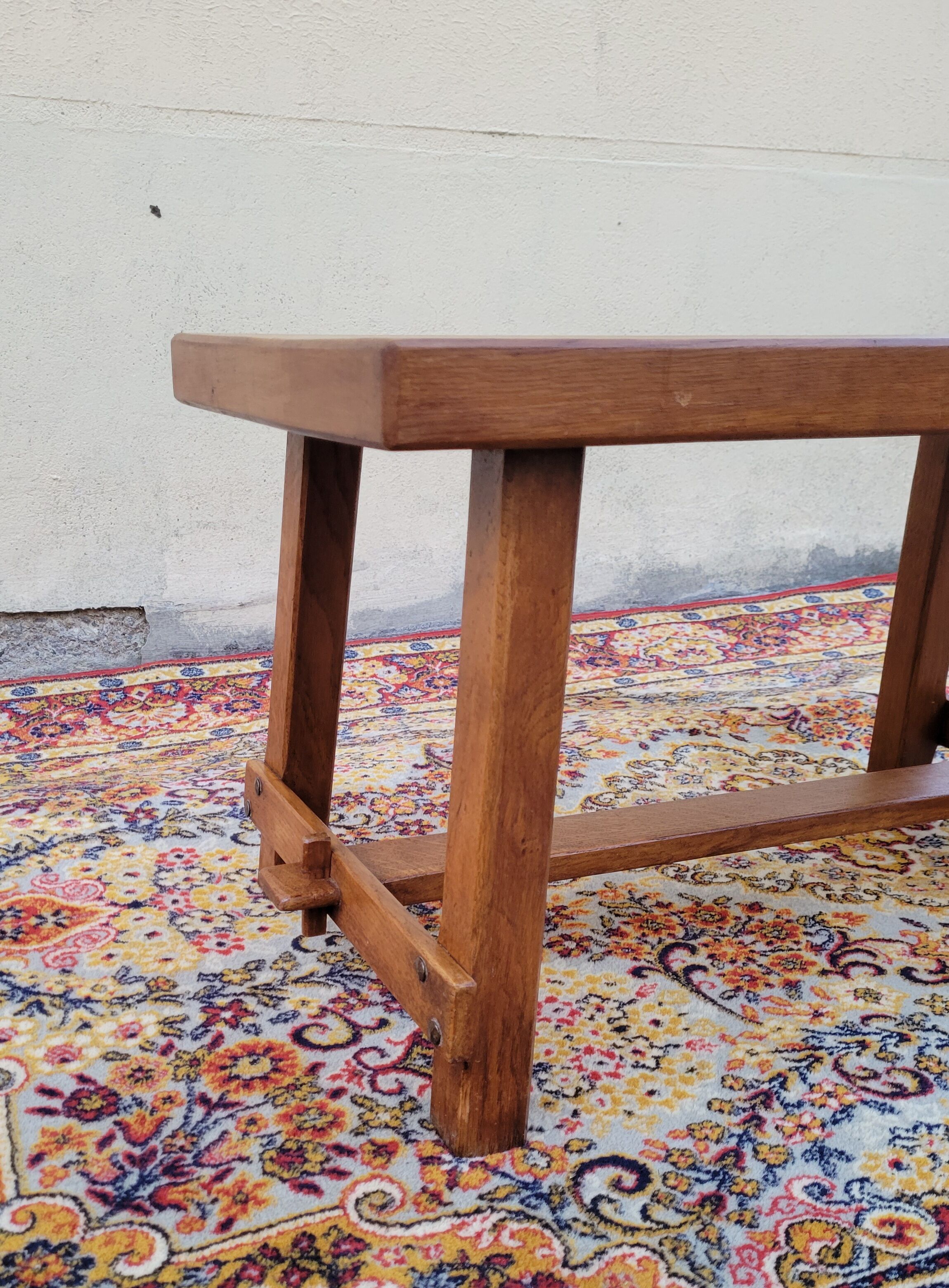 Table basse brutaliste en chêne clair