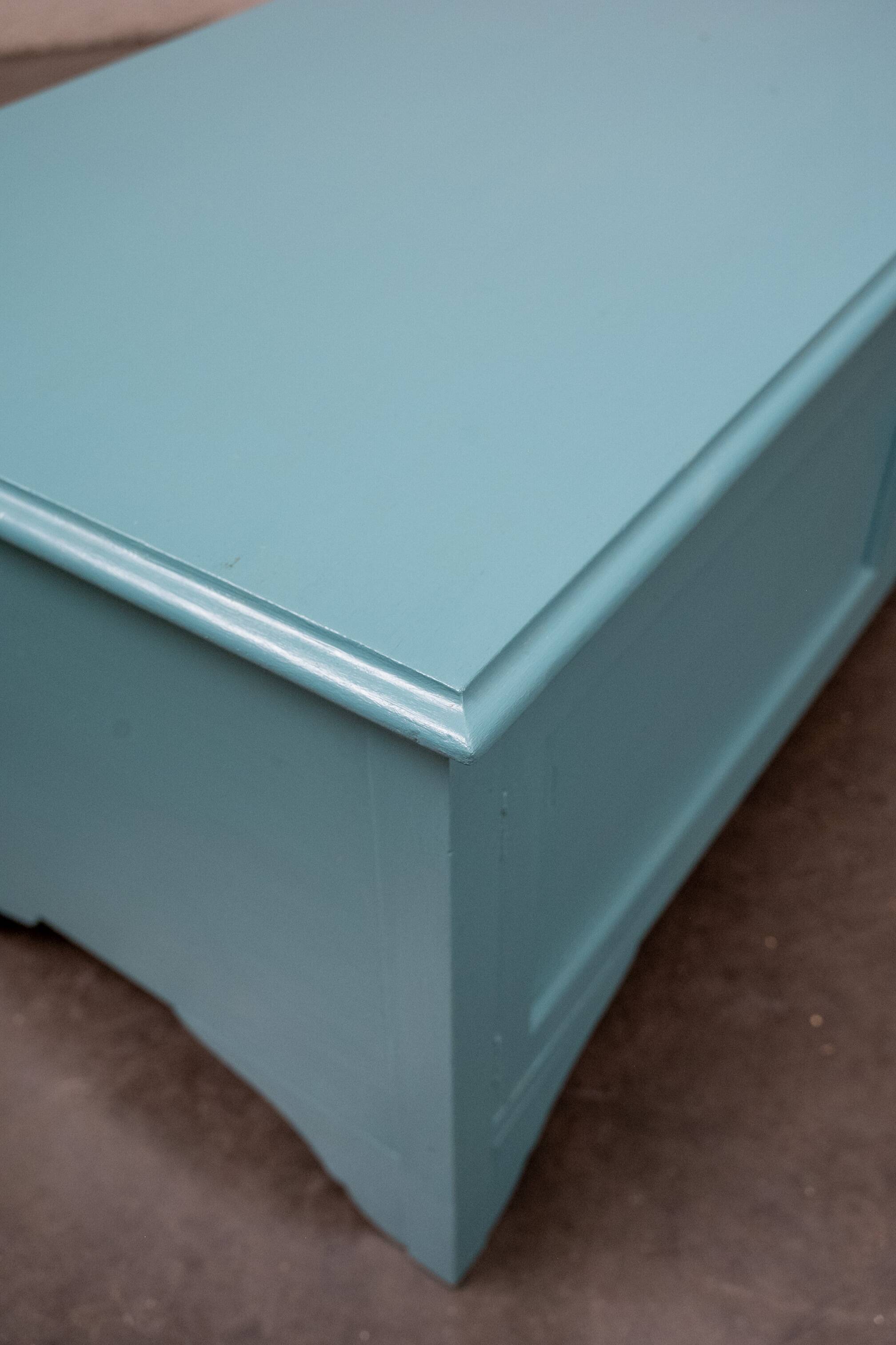 Meuble bas en bois peint