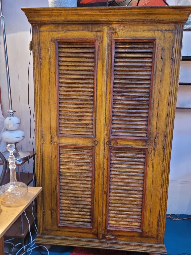 Indian wardrobe Rajasthan yellow, with clerestory