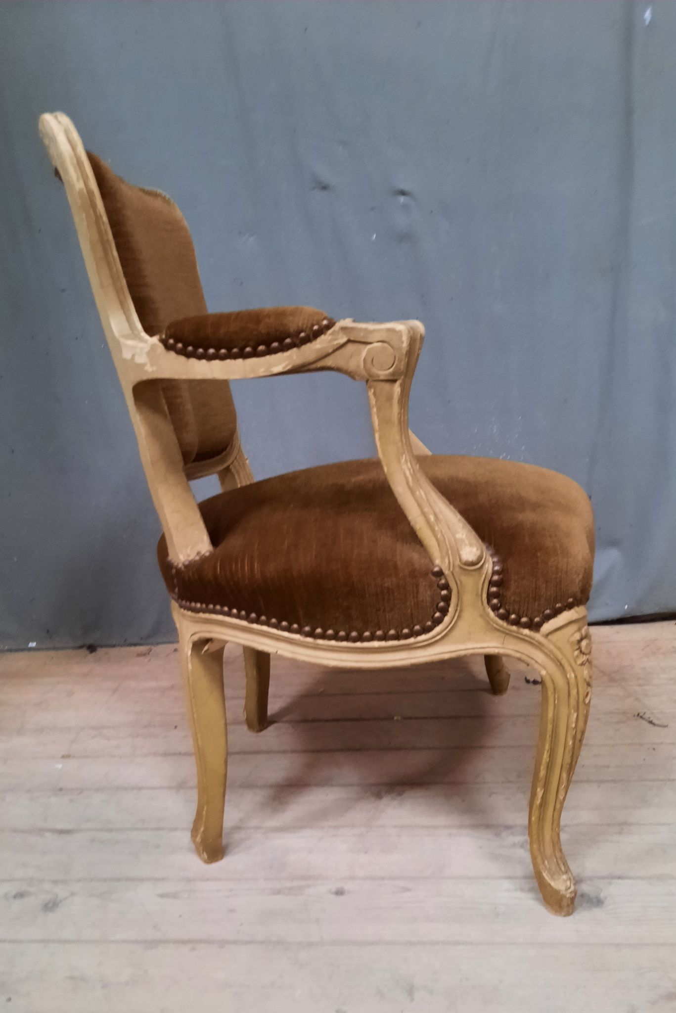 Fauteuil marron  style Louis XV