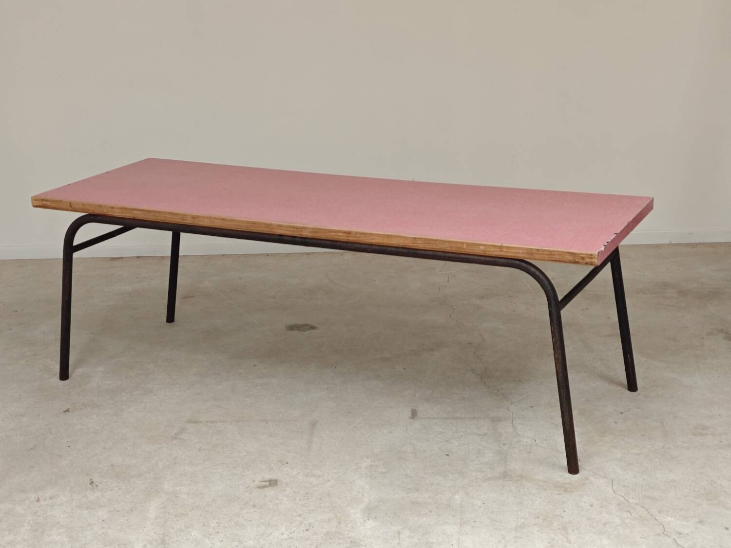 Grande table de réfectoire en formica rose et metal numéro 4