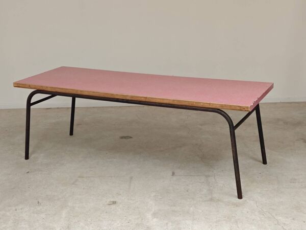 Grande table de réfectoire en formica rose et metal numéro 4