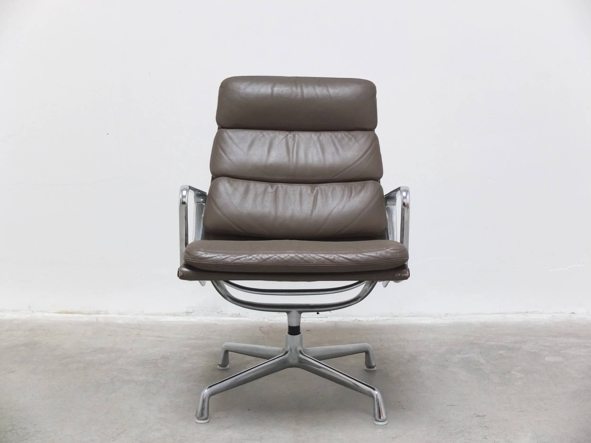 Early pair of Eames 'EA216' swivel lounge chairs by Herman Miller, 1960s