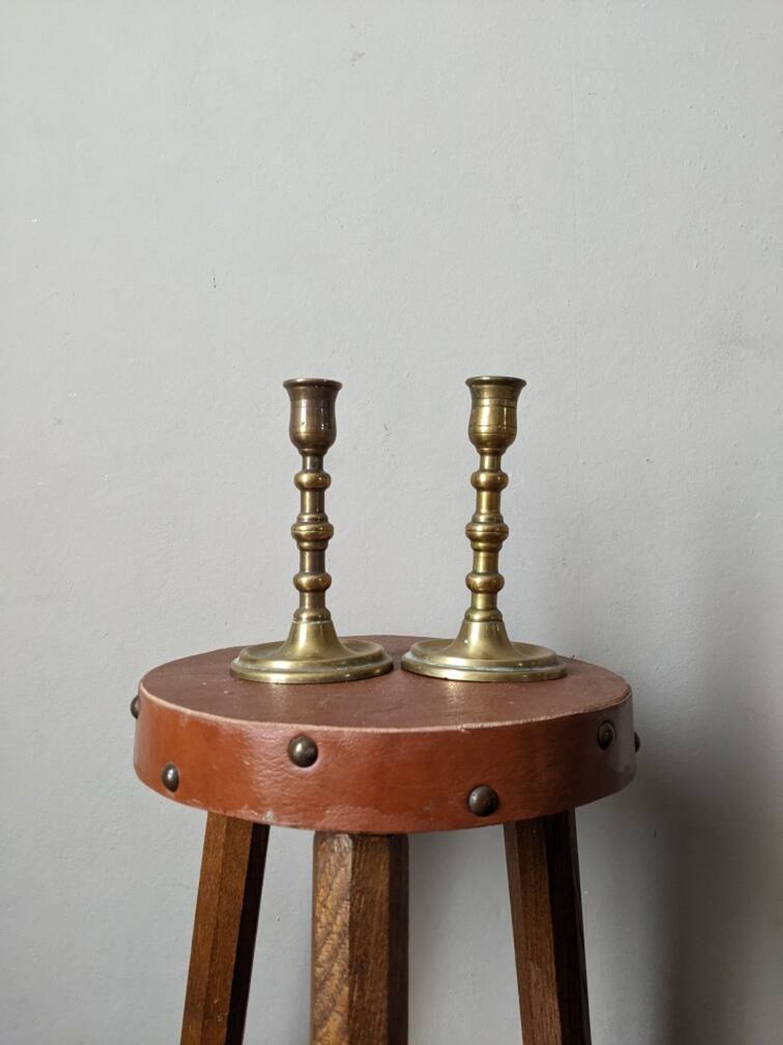 Paire de bougeoirs en laiton