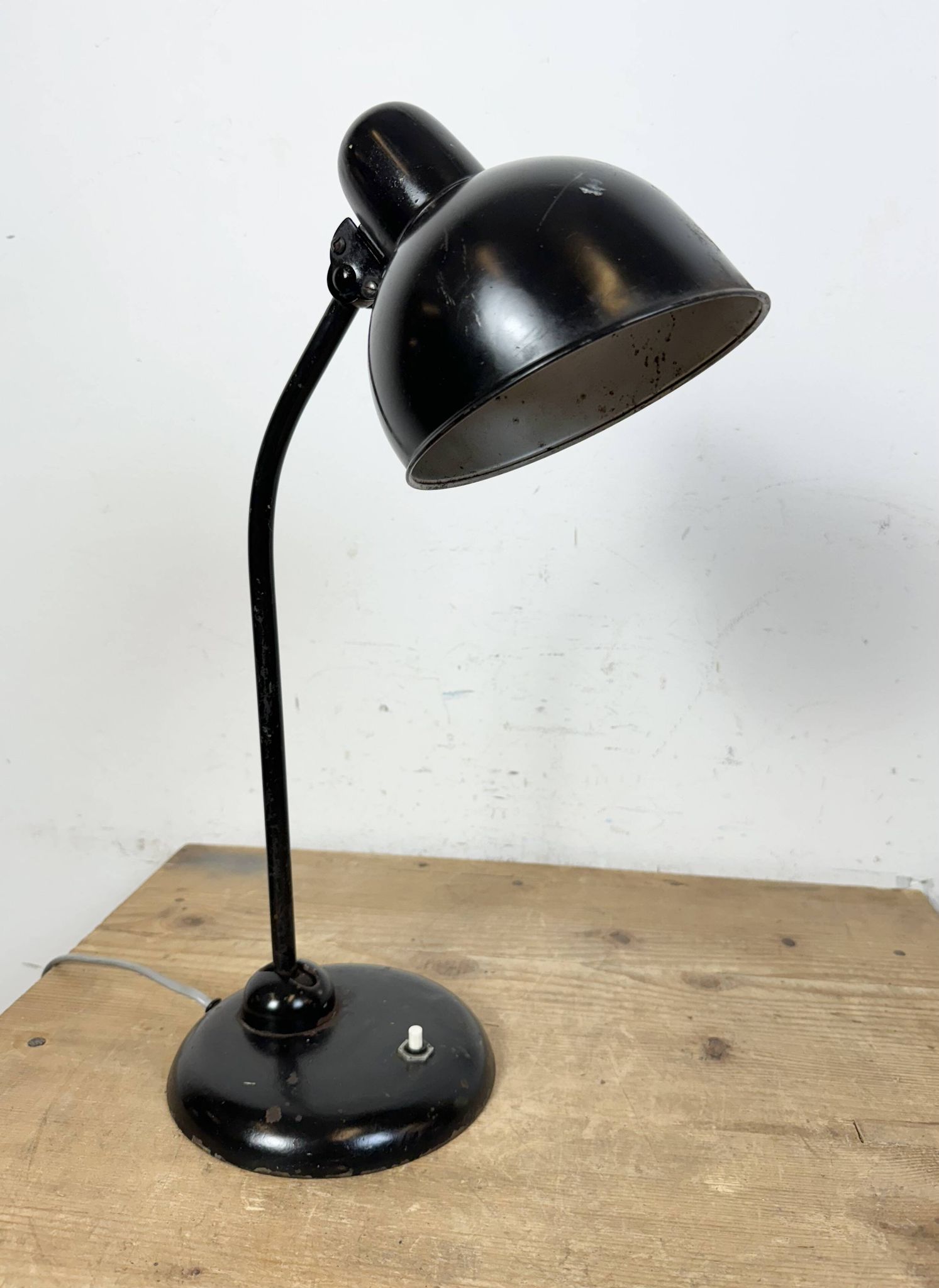 Lampe de table industrielle Bauhaus noire, années 1930