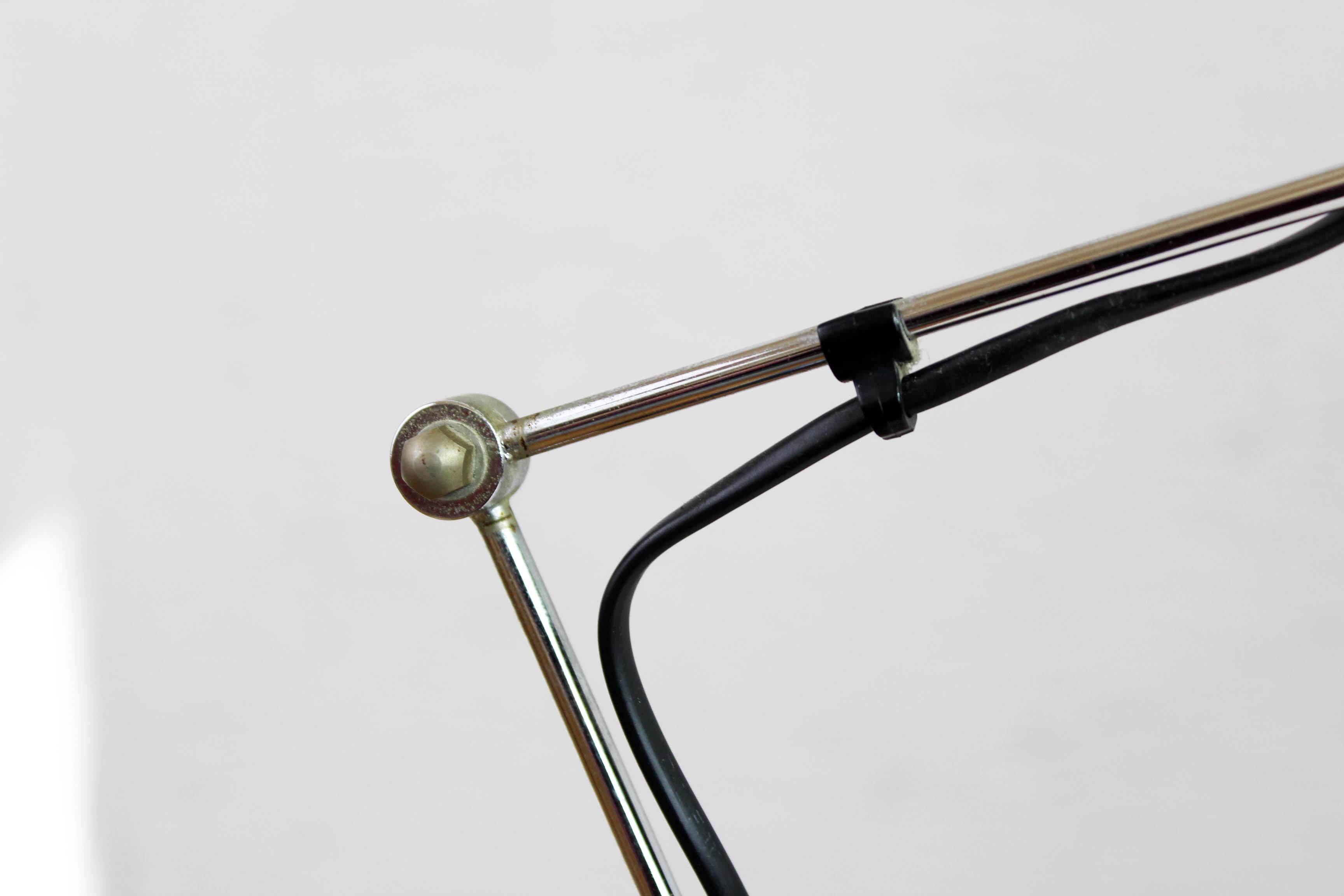 Articulated desk lamp