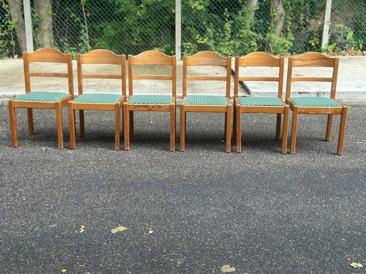 Set of 6 vintage solid wood chairs — Green fabric seats