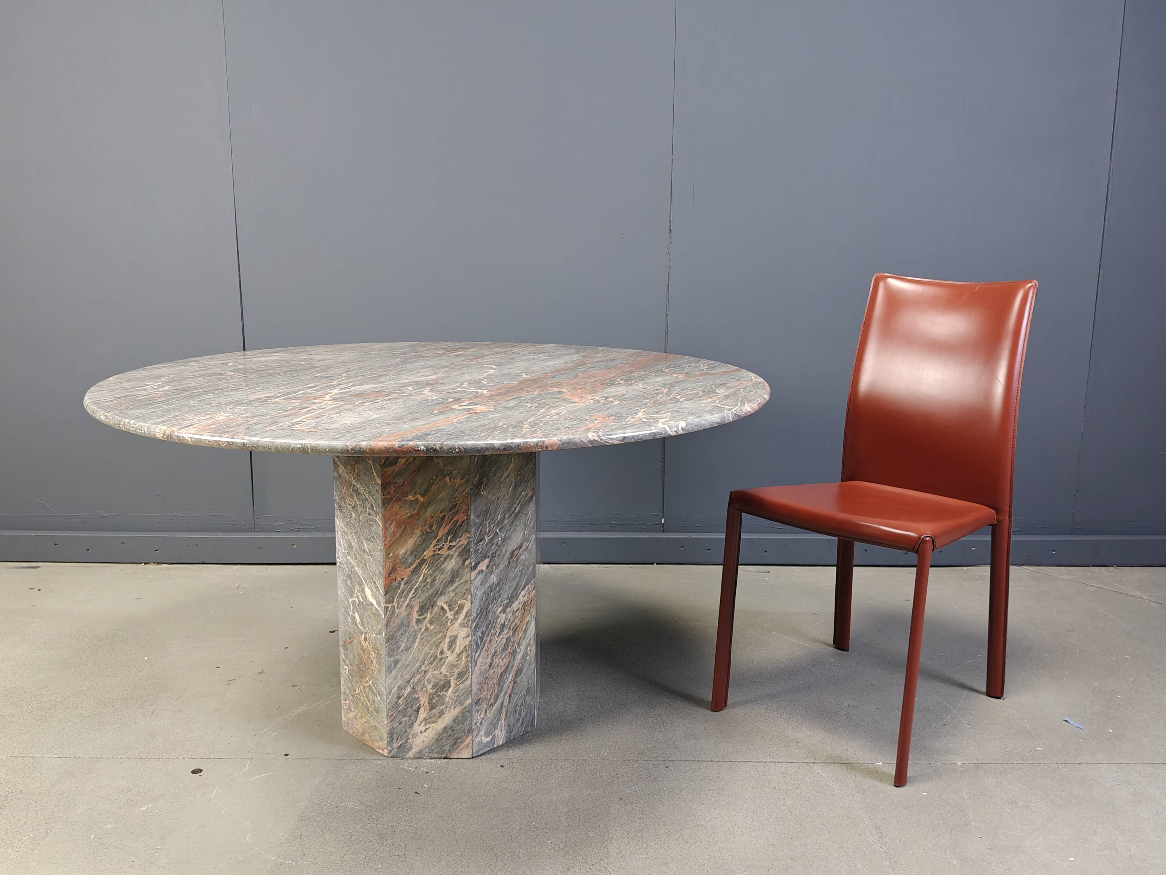 Table à manger ronde en marbre italien des années 1970