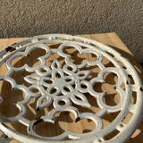 Old trivet in enameled cast iron round format white vintage tableware