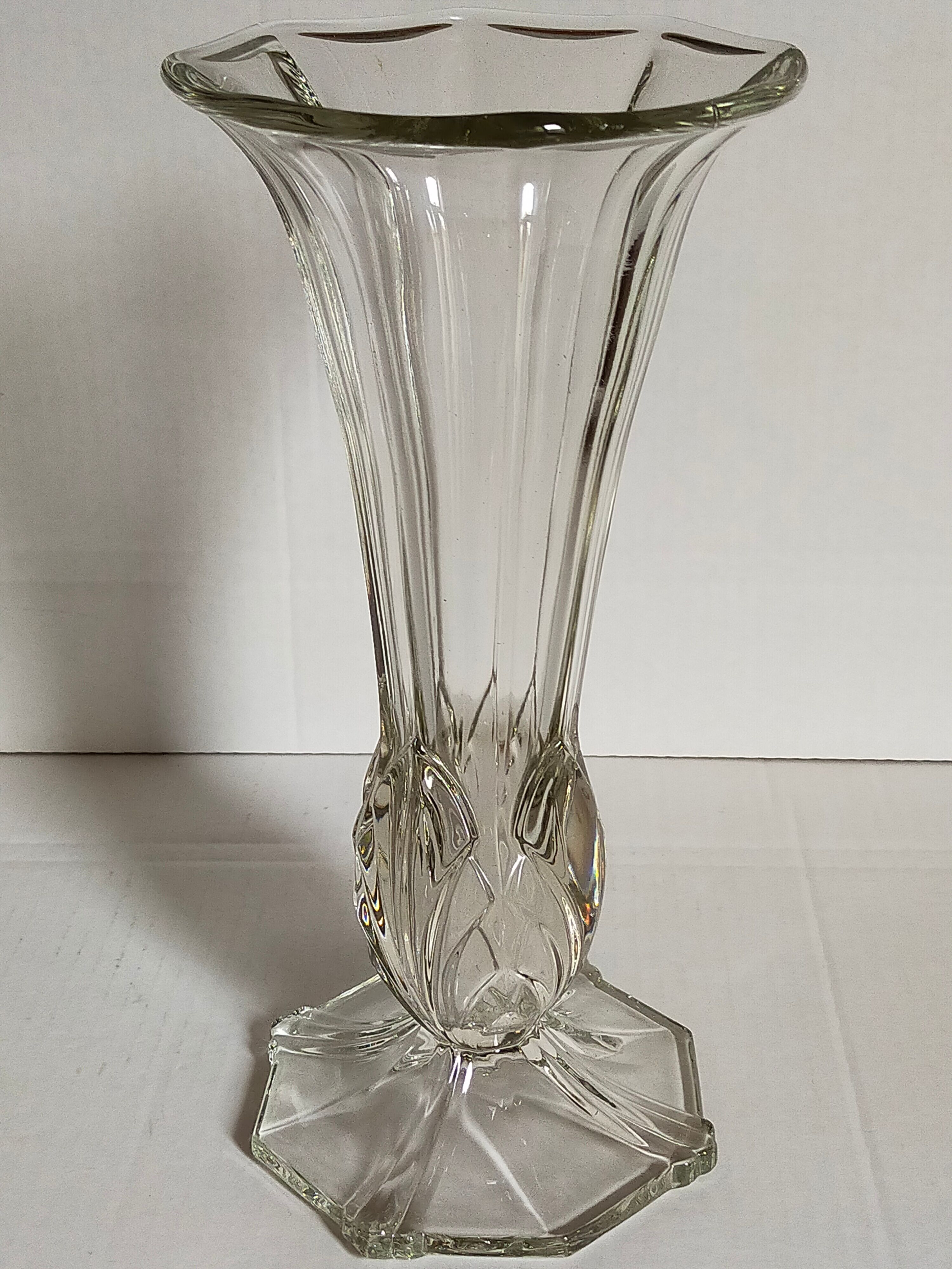 Art-Deco high foot vase in molded crystal early twentieth century