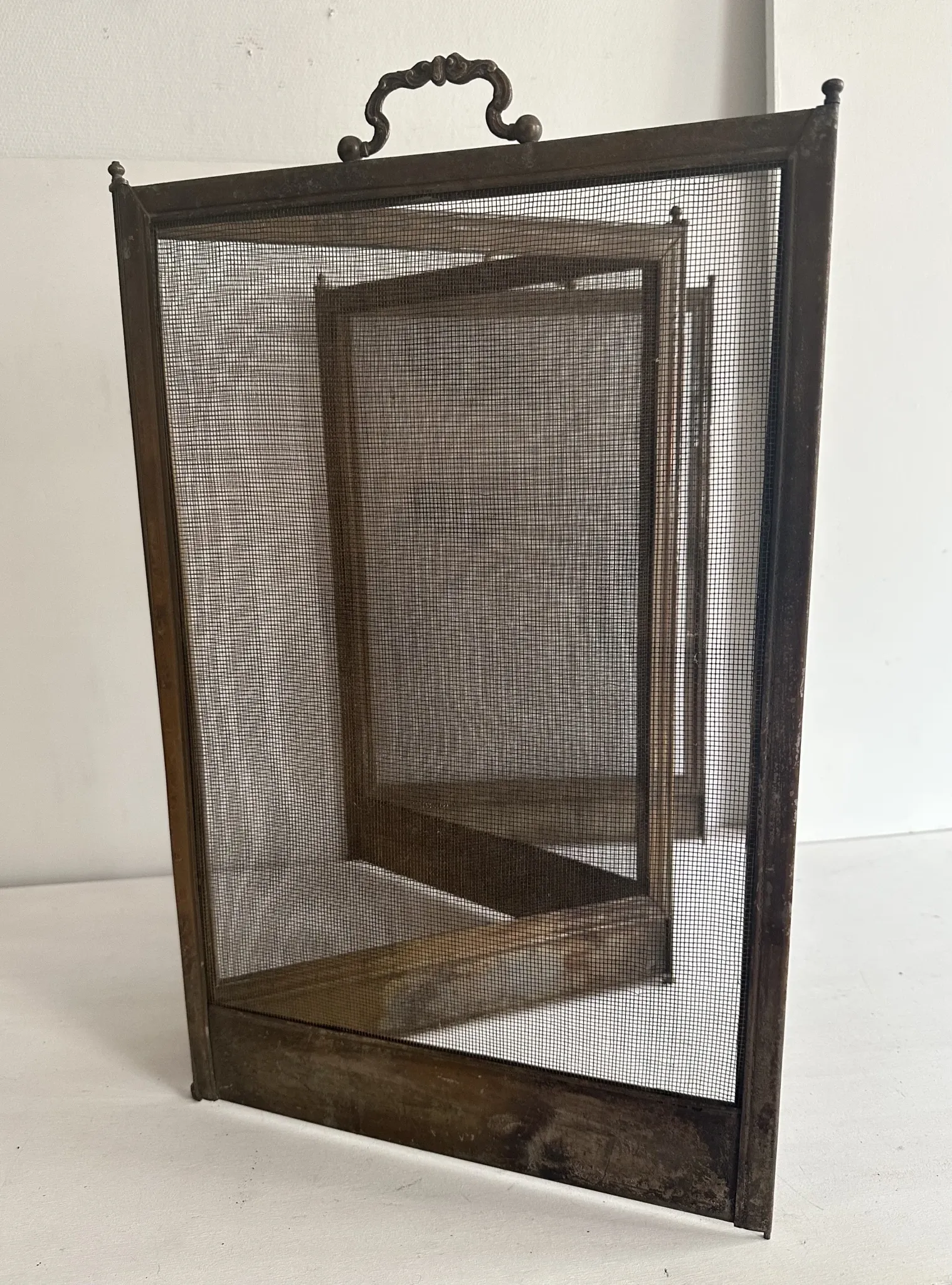 Antique brass and iron mesh spark guard with 4 panels – Early 20th century
