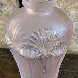 Vase en verre rose