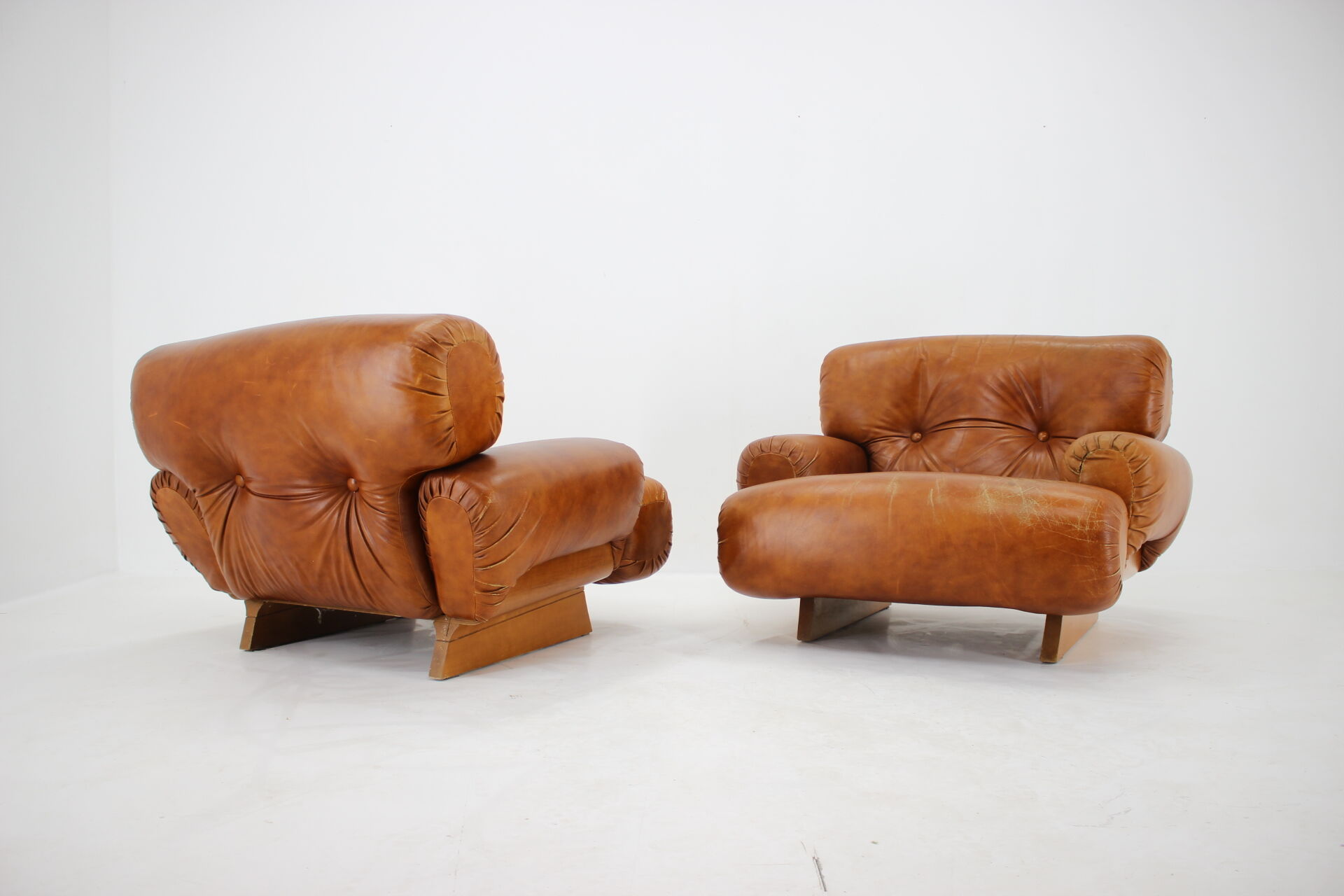 1970s design italian armchairs in wood and cognac leather
