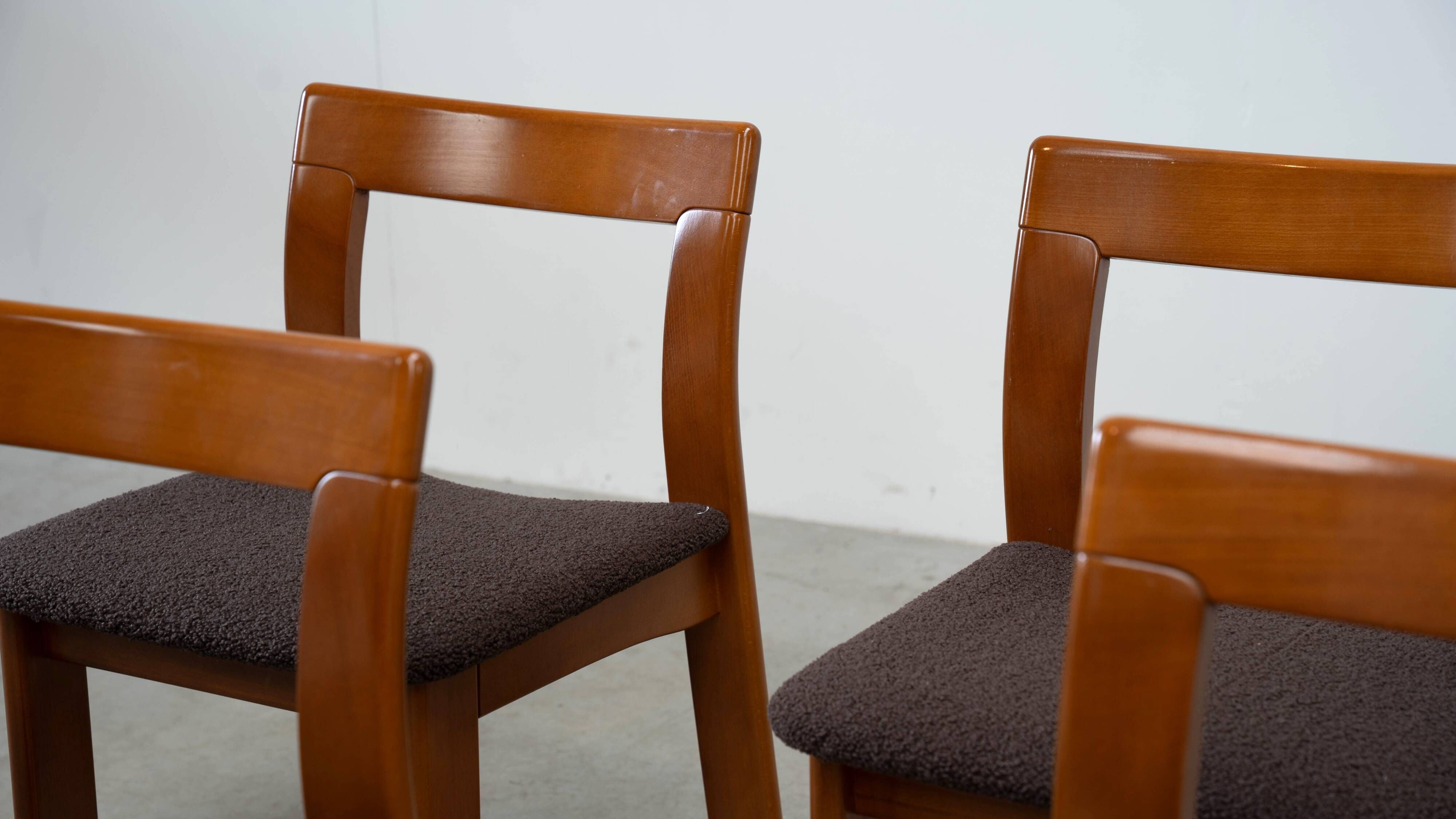 Ensemble de six chaises de salle à manger sculpturales italiennes par Mobil Girgi.